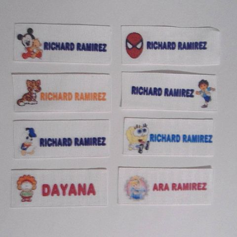 paquete de 36 etiquetas para ropa escolar $100 pueden ser diferentes nombres y cartoons, medida de 2.5 x 6.5 cm 